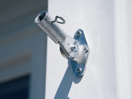 Justerbar flaggholder balkongstang