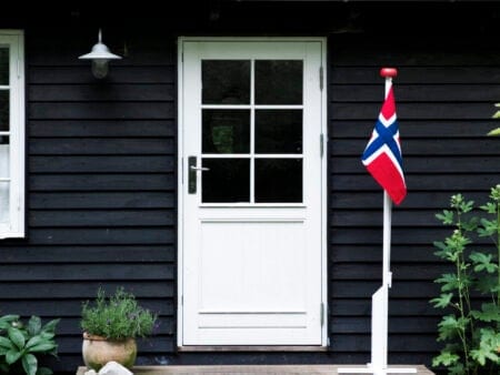 Liten flaggstang 180cm hvitmalt tre m/flagg