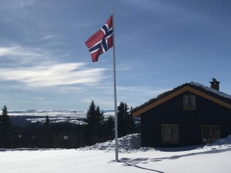 Flaggstang i tre til eksisterende stativ