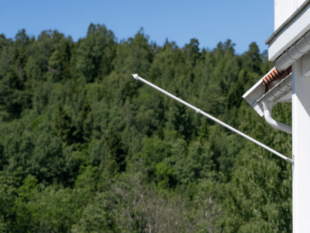 Balkongstang 150cm hvit aluminium m/metallfeste