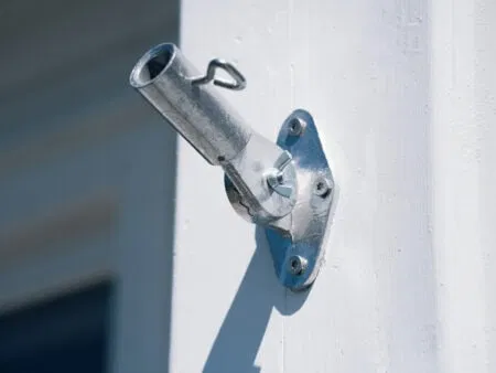 Justerbar flaggholder balkongstang