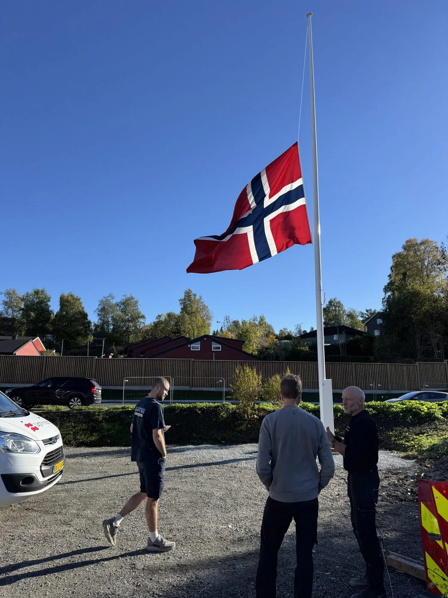 Norsk flagg på vei opp under første automatiske flaggheising med Uptimast