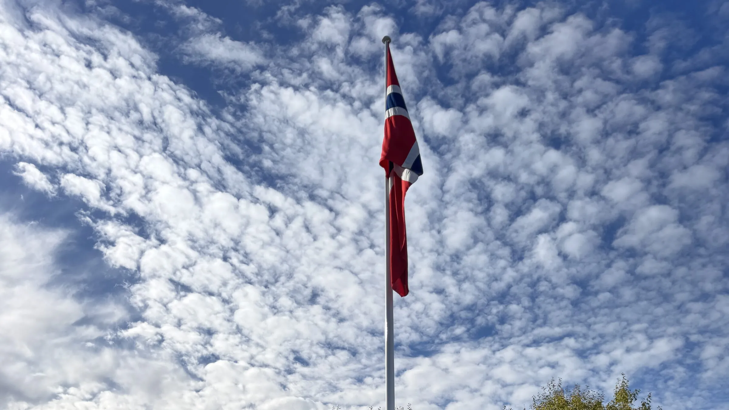 Norsk flagg i toppen av en Uptimast automatisk flaggstang