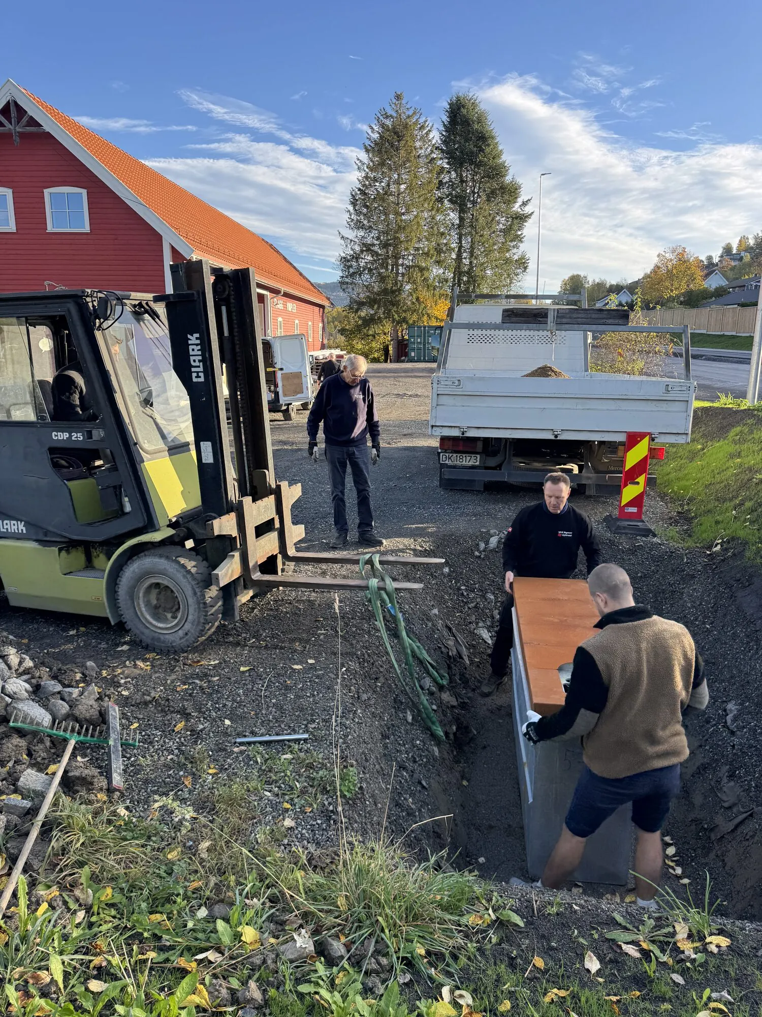Teknikkassen til Uptimast løftes ned i grøfta med truck under montering