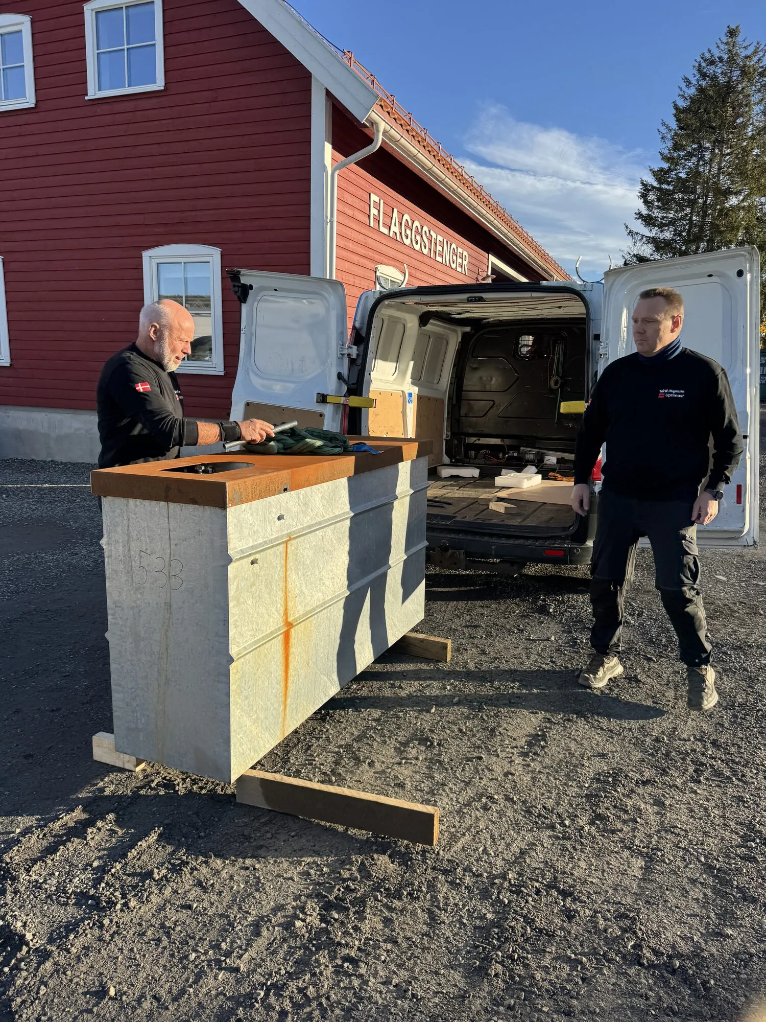 Uptimast teknikkasse i galvanisert stål med cortenlokk klar til nedgraving
